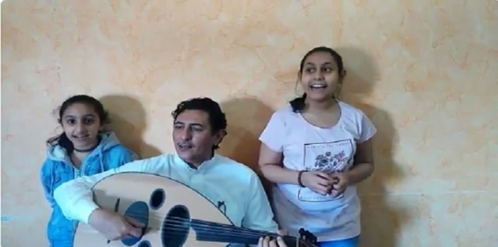 فيديو لكاتب سعودي يغنّي مع طفلتيه يعيد الجدل حول حرمة الموسيقى