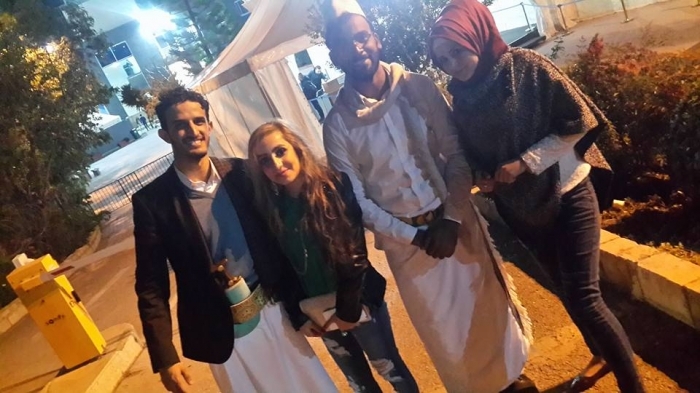 شاهد بالصور: فنانات عربيات يتسابقن لالتقاط سيلفي مع شاب يمني يلبس الزي التهامي
