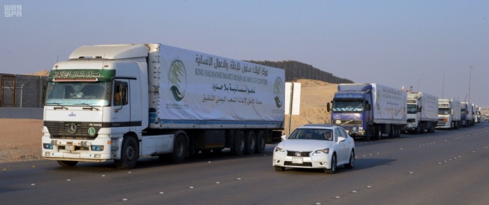 مركز الملك سلمان يسير 17 شاحنة أدوية لعدن ومأرب