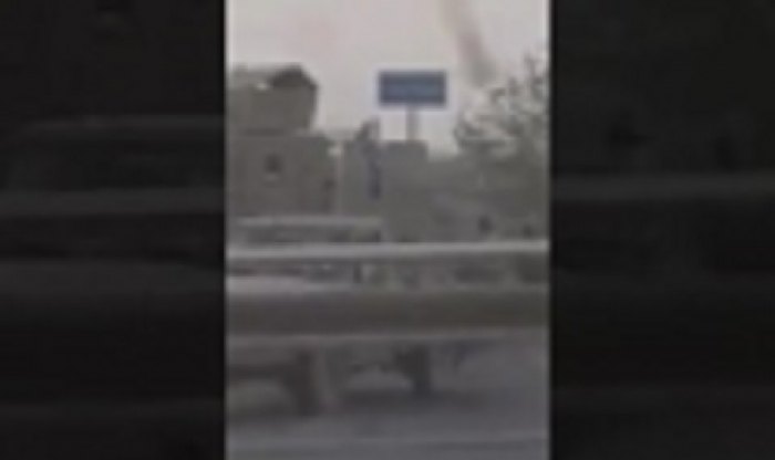 شاهد فيديو تمشيط قوات الجيش الأحياء السكنية بمدينة " المخاء " بعد فرار الحوثيين