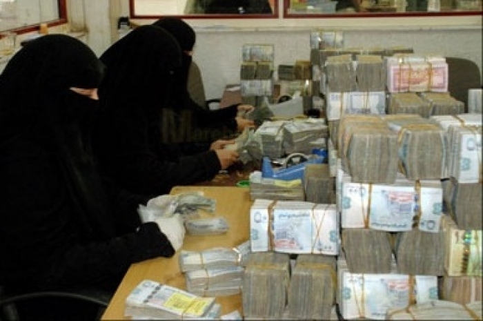 تراجع مخيف لسعر الريال اليمني أمام الدولار إلى مستويات غير مسبوقة.. تعرف سعر الصرف