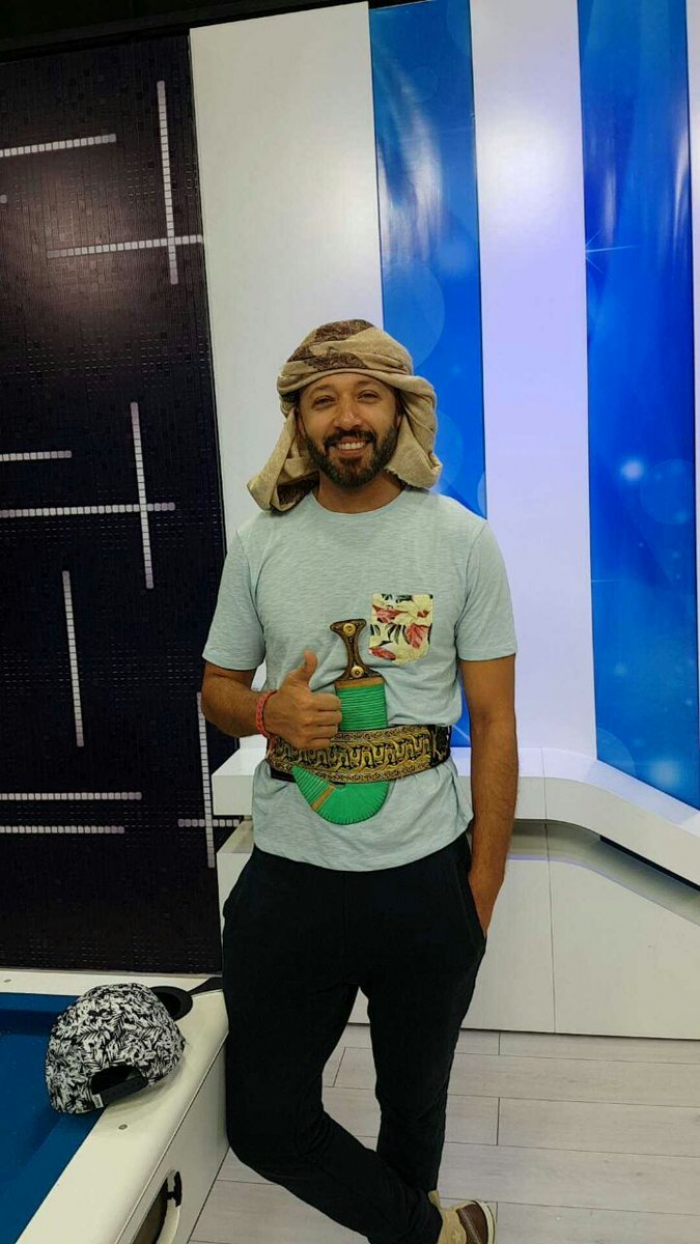 شاهد بالصورة .. مذيع برنامج "ارب ايدل" يرتدي الجنبية اليمنية