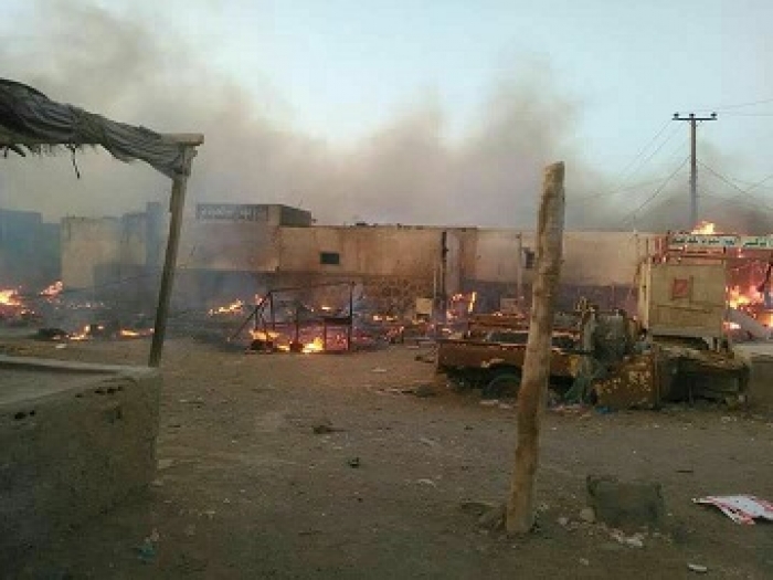 شاهد بالصور.. فرار الحوثيين من المخا بعد إحراقهم سوقاً شعبياً