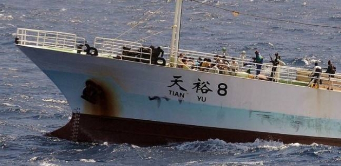 هجوم مباغت يستهدف سفينة إيرانية بمضيق باب المندب ( صورة )