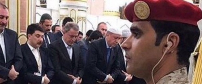 صورة لصلاة رئيس الأركان التركي إلى جانب أردوغان تحطّم الأرقام القياسية..ووسائل اعلام تركية :«انتظرناها 90 سنة من عسكري»