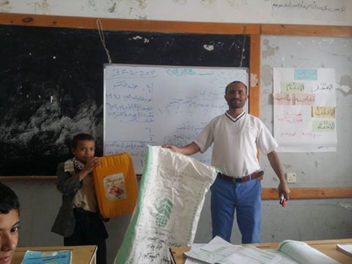 معلم يمني يشكو مطاردة زوجته بعد تأخر الحكومة بإرسال مرتباتهم