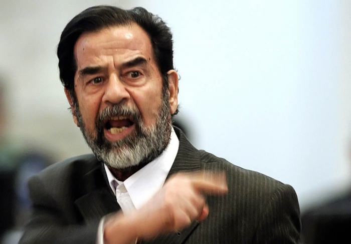 بعد 10 سنوات.. شاهد بالفيديو.. قاضي الاعدام يكشف الأكاذيب: صدام لم يرتجف وهم الذين كانوا يرتجفون.. وهذا ما أوصى به