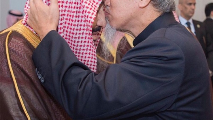 تعليق ناري من هاني بن بريك على قُُبلة رئيس ماليزيا للملك سلمان