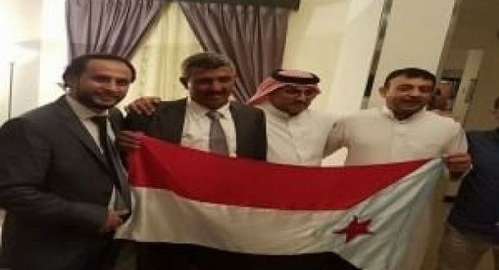 شاهد بالصورة .. مدير أمن لحج يرفع علم ج ي د ش في الرياض