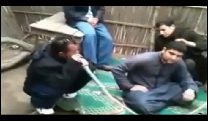 شاهد مقطع فيديو .. فكاهي ومضحك يجمع بين يمني ومصري من الصعيد (فيديو)