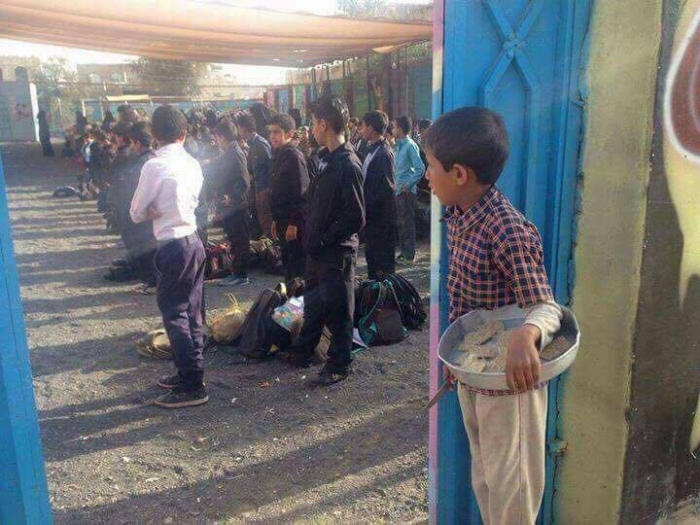 شاهد بالصور.. فرحة عارمة للطفل اليمني (بائع السمسم) بعد التحاقه بالمدرسة