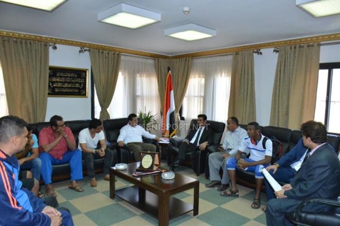 سفير اليمن بالقاهرة يستقبل بعثة المنتخب الوطني لشباب الملاكمة ويشيد بانجازاتهم