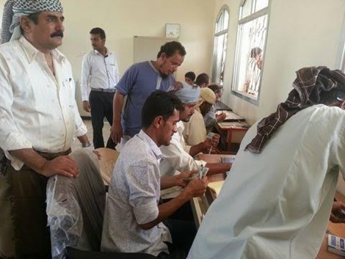 نائب مدير شرطة لحج يتفقد عملية صرف مرتبات منتسبي الامن بالمحافظة.