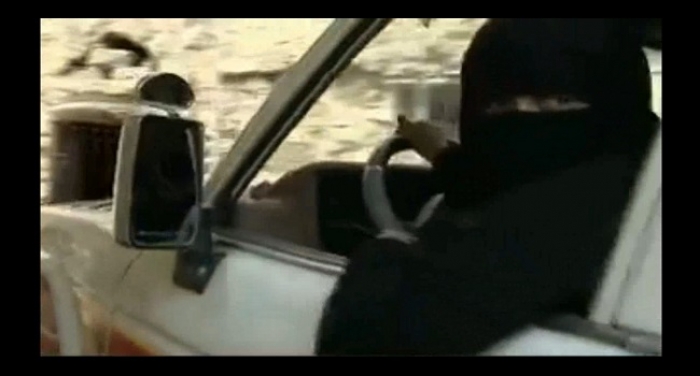 أول سائقة سيارة أجرة والوحيدة من جنسها في اليمن.. (فيديو)