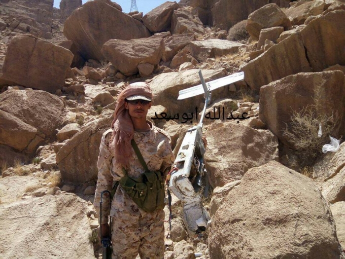 شاهد بالصور : قوات الجيش تعثر على طائرات الحوثيين " هدهد 1 " في مديرية " نهم "