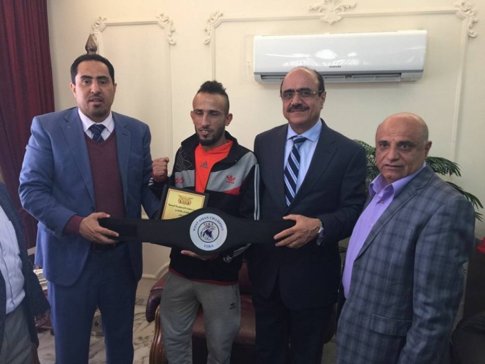وزير الشباب والرياضة يكرم الملاكم اليمني حامد المطري