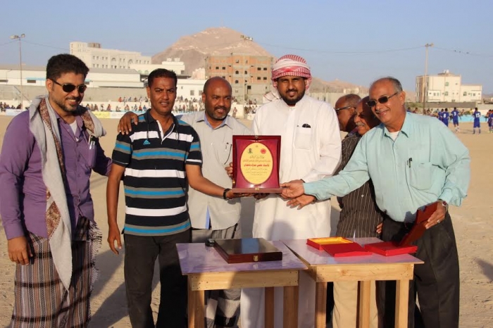التلال العدني عميد أندية الجزيرة العربية يكرم الإعلامي فهمي باحمدان