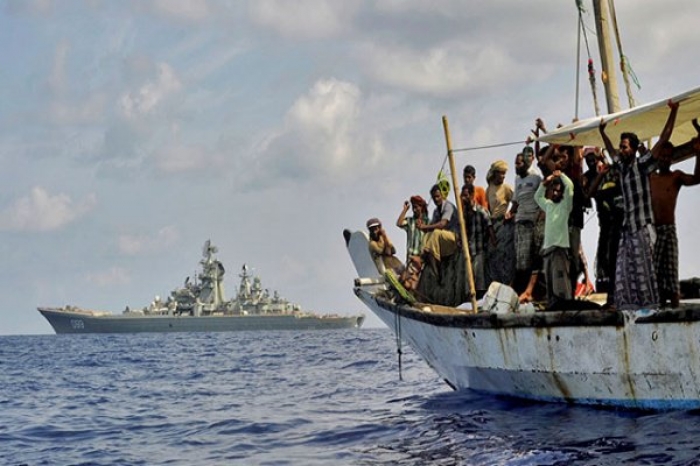 قراصنة صوماليون يلقون بعشرة صيادين يمنيين على الشاطئ بعد الإستيلاء على زورقهم