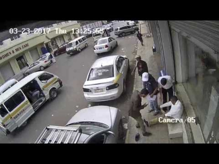 شاهد بالفيديو .. في موقف نادر وشجاع مواطن يمني يحبط محاولة سرقة في وسط احد الشوارع_بصنعاء ويجبراللصوص على تسليم النقود