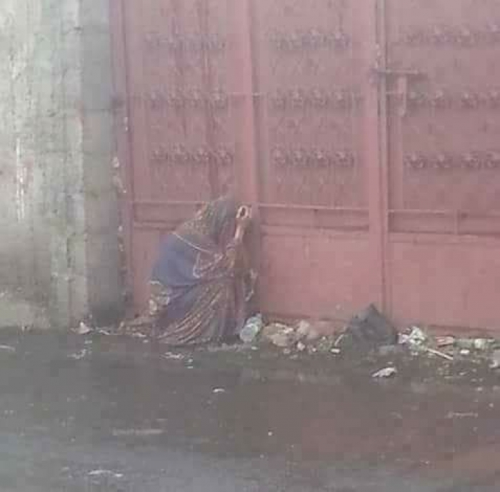 صورة امرأة في صنعاء تقاوم البرد والجوع تحت المطر تشعل مواقع التواصل (شاهد)