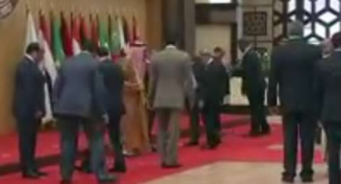 شاهد بالفيديو. . رئيس عربي  آخر يسقط أرضا لحظة إلتقاط صورة تذكارية للقادة العرب في القمة العربية
