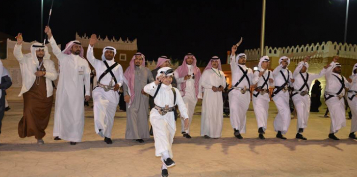 بالفيديو.. رجال يرقصون وسط نساء في حفل زفاف بالسعودية يثير غضبًا