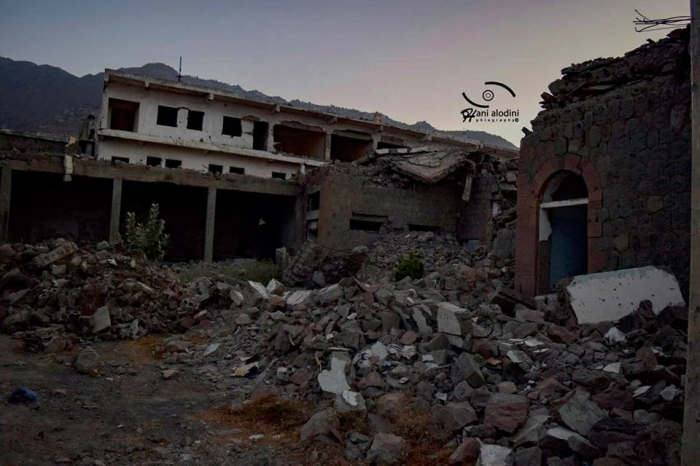 شاهد حجم الدمار الذي لحق بالمنازل في العسكري والجحملية في تعز (صور)