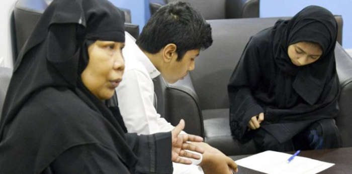 بالصور.. إندونيسية تكشف عن تعذيب زوجها السعودي لها بهذه الطريقة المروعة