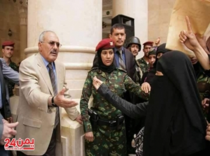 على طريقة القذافي .. شاهد الرئيس المخلوع "صالح" يظهر بحراسة نسائية مشددة