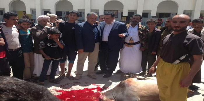 بعد صفعه طالبة.. قيادي حوثي يذبح ثورين أمام مدرسة بصنعاء (صور)