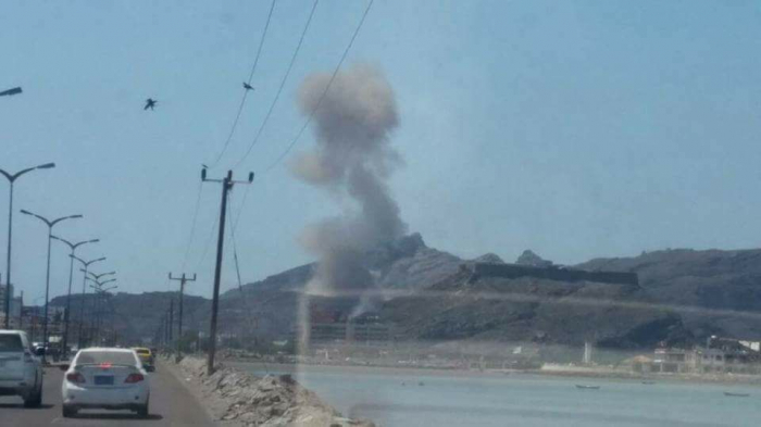 عاجل : قتلى وجرحى من قوات الحماية الرئاسية في سلسلة انفجارات بجبل جديد في " عدن " (صور أولية )