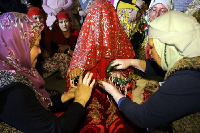 بالصور : احتفال "ليلة الحناء".. ثقافة يحتفظ بها الأتراك الرحل منذ 3 قرون