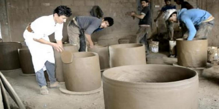 بالصور.. “التنور الطيني” يعود مجددًا إلى الحياة في اليمن