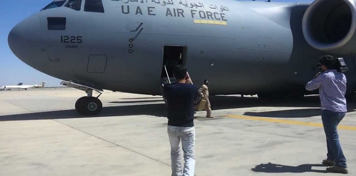 تعاطف طيار إماراتي مع جريح جنوبي يثير إعجاب اليمنيين "تفاصيل القصة "