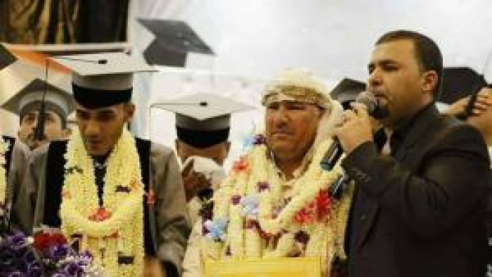 قصة مؤلمة لأب يمني حضر حفل تخرج ابنه المتوفي وأبكى جميع الحاضرين! (شاهد_الصور)