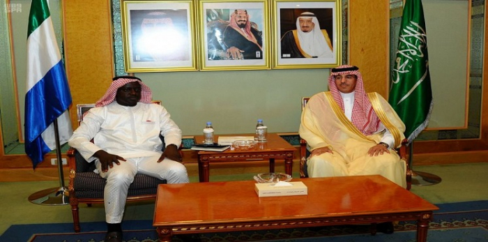 بالصور.. مسؤول أجنبي يرتدي لباسًا صدم السعوديين خلال لقائه الملك سلمان
