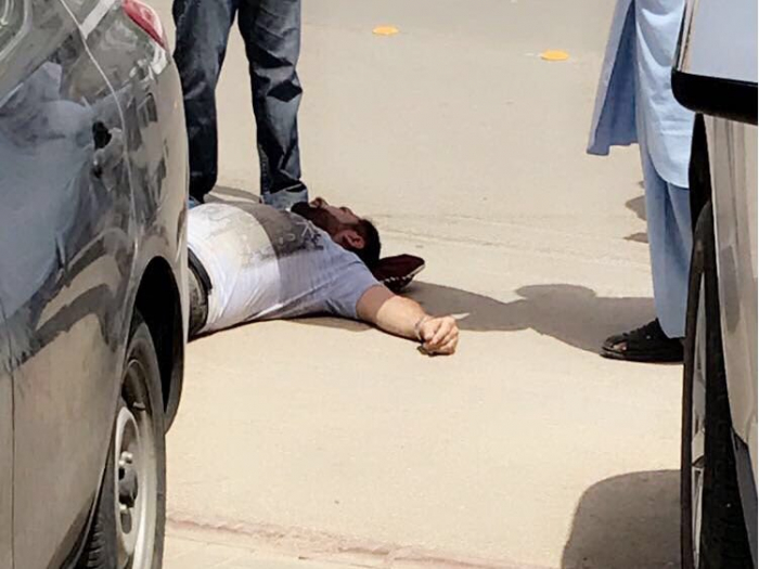 شاهد بالفيديو .. سرقة مقيم وإطلاق النار عليه بعد خروجه من بنك في العاصمة السعودية الرياض
