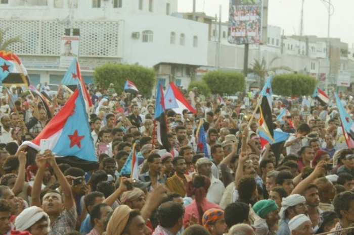 في الذكرى الـ23 لإعلان فك الإرتباط .. الجنوبيين يتظاهرون في عدن تأييدا للمجلس الإنتقالي الجنوبي