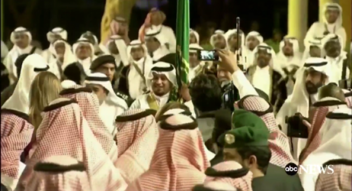شاهد بالفيديو. . ترامب يؤدي رقصة العرضة السعودية مع الملك سلمان