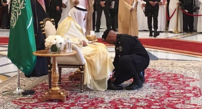 شاهد ماذا يفعل افضل حارس شخصي في العالم مع الملك سلمان بن عبدالعزيز