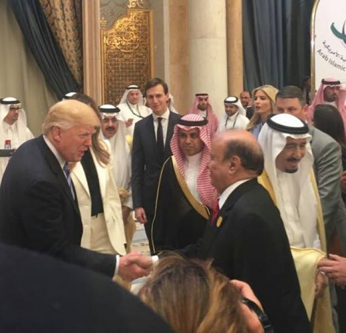 شاهد : هكذا صافح رئيس الجمهورية الملك سلمان والرئيس ترامب ( صور )