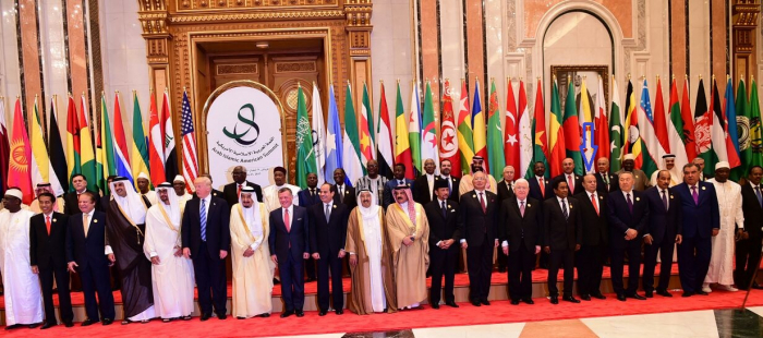 بحضور الرئيس هادي أول صورة تذكارية لكل الملوك والرؤساء والزعماء المشاركين في القمة العربية الإسلامية الأمريكية