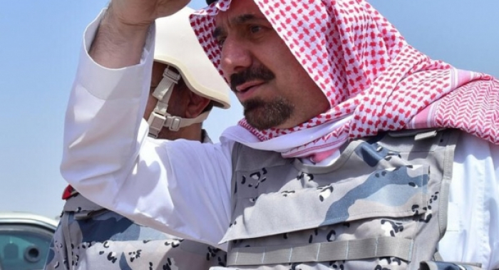 بالصور.. أمير سعودي يظهر في الخطوط الأمامية للجبهة بالحـدود
