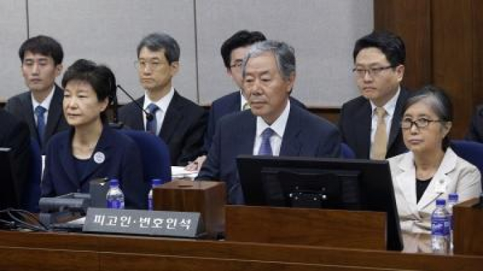 بالصور .. رئيسة كوريا الجنوبية المعزولة تمثل أمام المحكمة مقيدة اليدين