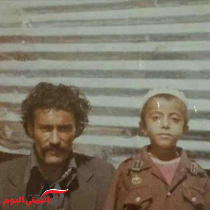 صورة نادرة جدا للرئيس السابق ونجله الأكبر" أحمد" قبل الوصول للرئاسة ..( شاهد )