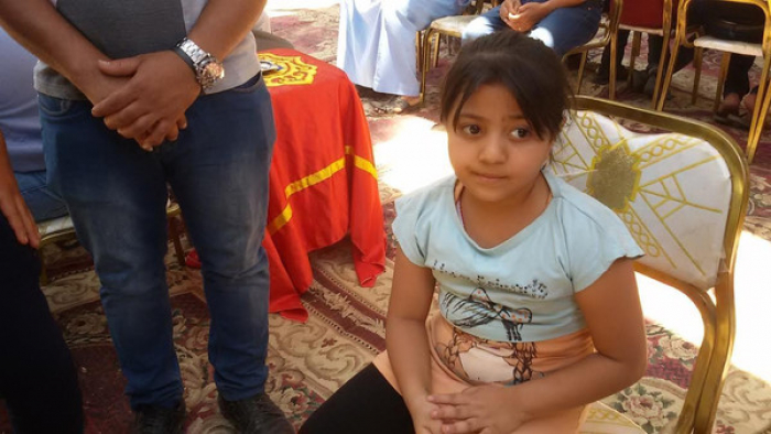 شاهد : الطفلة الوحيدة الناجية من مجزرة المينيا بمصر تروي تفاصيل مروعة للجريمة وكيف ضحت والدتها بنفسها لانقاذها