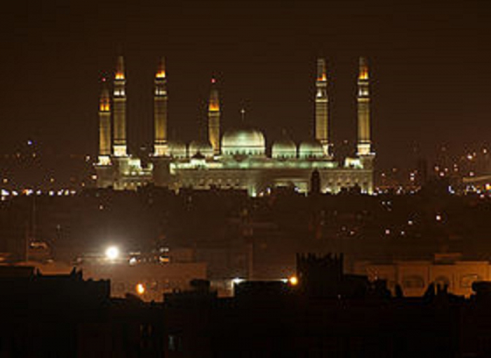 شاهد : مسجد جامع بصنعاء منعت المليشيات اقامة صلاة التراويح فيه