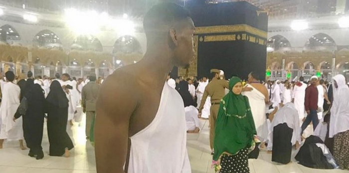 شاهد: لاعب مانشستر يونايتد (بوغبا) يلتقي الشيخ الحذيفي.. ويتناول إفطار رمضان في المسجد النبوي (فيديو)