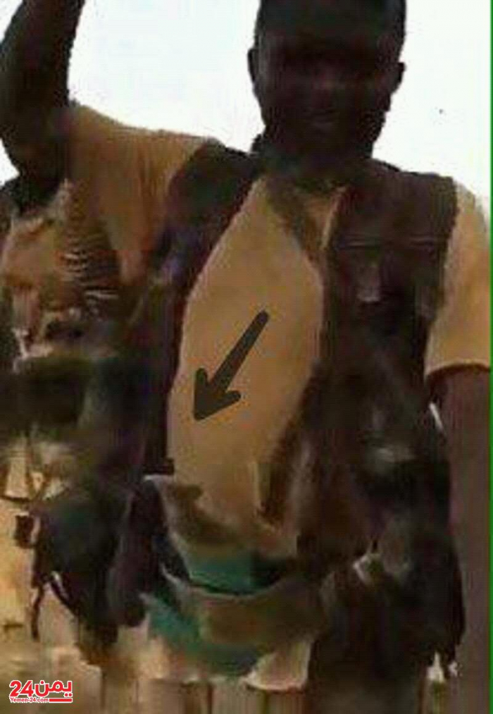 شاهد .. جندي سوداني يغنم "جنبية" حوثية ( صورة )
