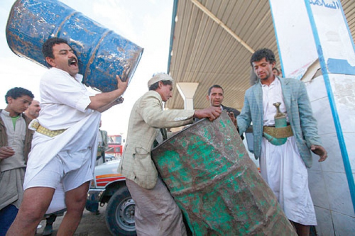 فضيحة "مدويّة".. انكشاف تورط قيادات كبيرة في الشرعية بتهريب النفط للحوثيين ونهب الخام (وثائق)